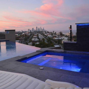 Resort-Style Beachside Apartment with Pools & Spa